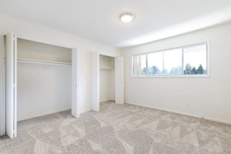 Building Photo - Cozy 2 bedroom, 1 bathroom apt near Downtown Milwaukie. Discounted rent for the first 2 months!