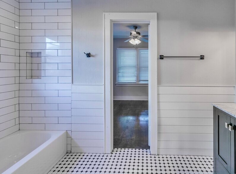 Building Photo - 1004 NW 32nd St