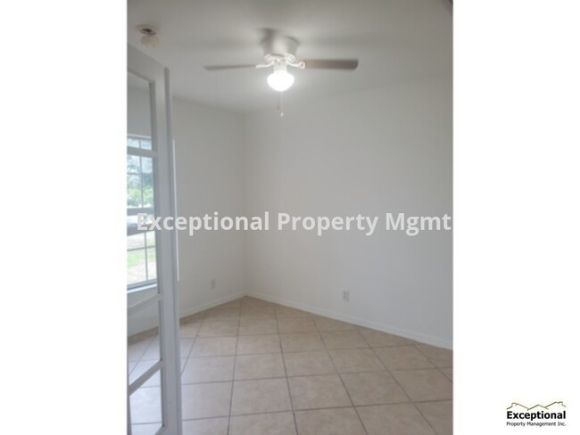 Building Photo - 3 Bedroom 2 Bath w/ Bonus Den! Available S...