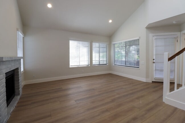 Building Photo - FULLY RENOVATED 3 BEDROOM, 2 BATHROOM TOWN...