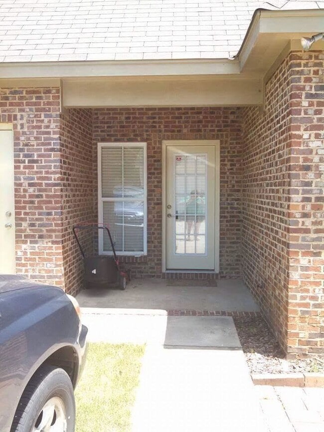 Building Photo - Charming 3 Bedroom 2 bath cottage