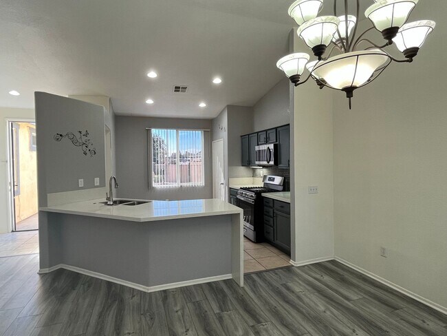 Building Photo - 3 bedroom 2 bath home with large yard available in Adelanto!