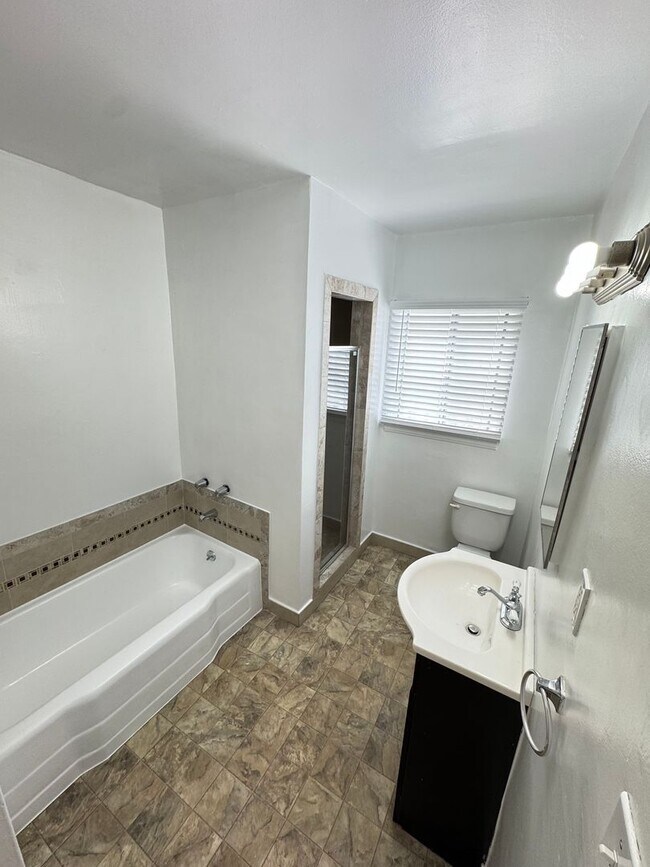 Building Photo - Quaint 3 bedroom Apt Home on 439-443 N. Spaulding Ave.