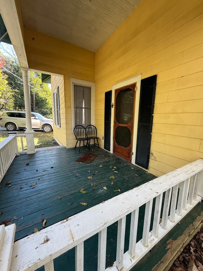 Building Photo - 420 Thompson St