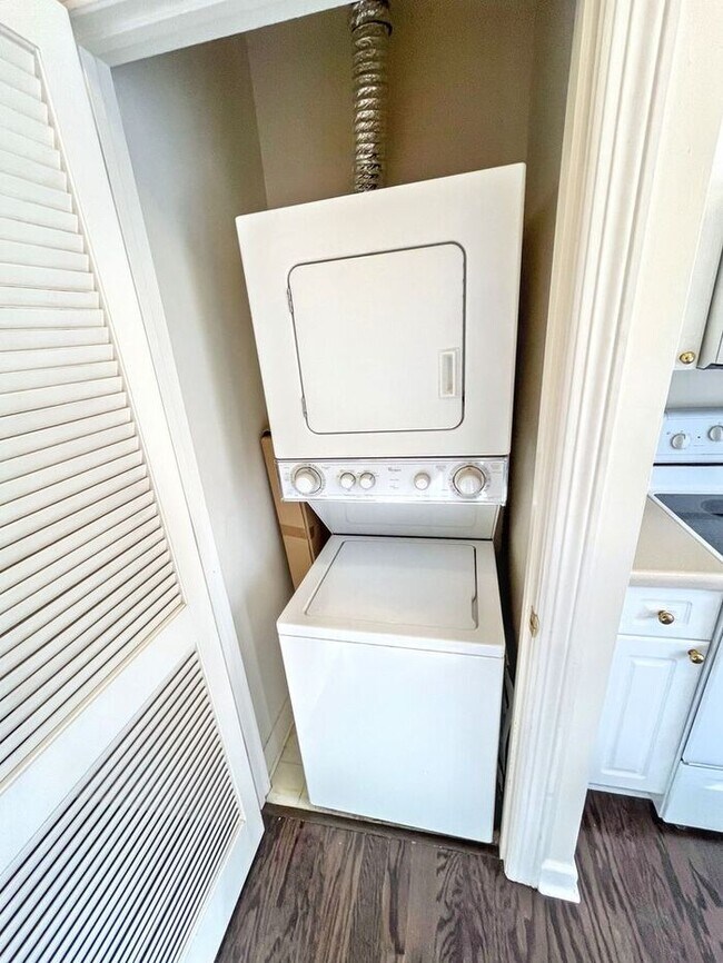 Building Photo - Lovely 1 Bed & 1.5 Bath Condo in Nashville...