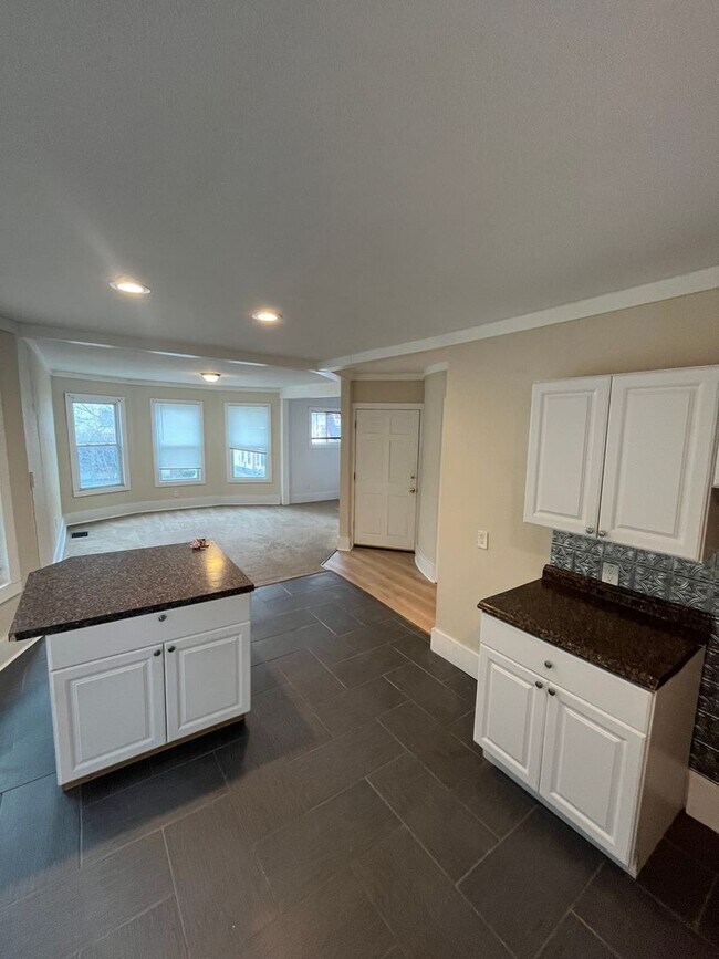 Building Photo - 12 Madison St