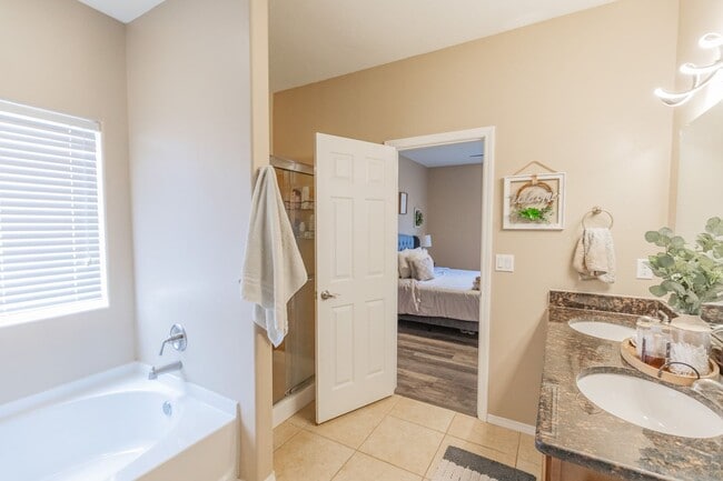 Building Photo - Conveniently located 3 Bedroom, 2 bath wit...