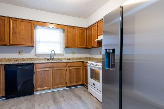 Building Photo - 3 story 2 bed 1.5 bath condo with large ga...