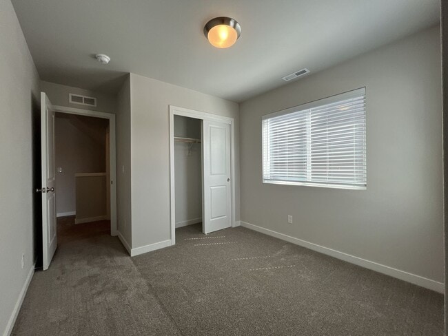 Building Photo - Beautiful Newer Construction 4 Bedroom Forest Grove Home with Open Layout, Quartz Kitchen & Moder...