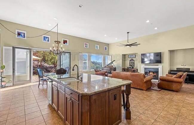 Building Photo - Luxurious Mediterranean 4 bed / 3 bath / 3...