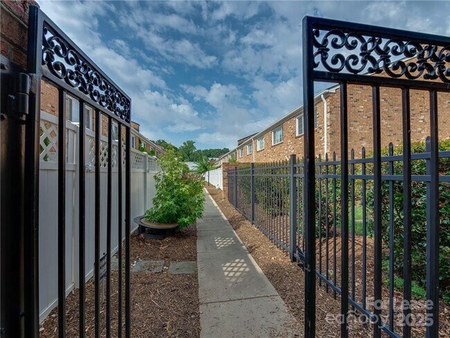 Building Photo - 1344 Green Oaks Ln