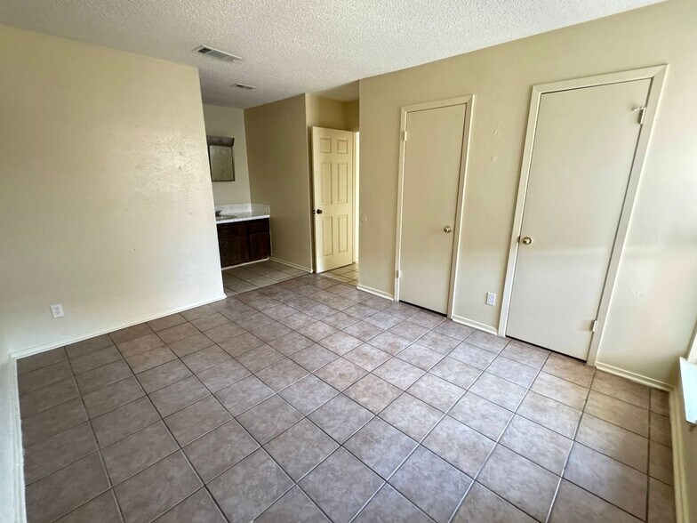 Building Photo - 2206 Silverway Dr