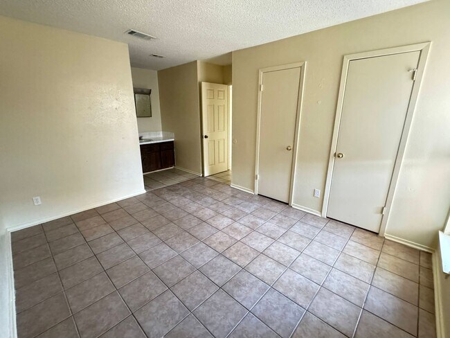 Building Photo - 2206 Silverway Dr