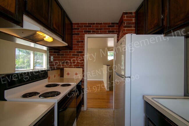 Building Photo - 1916 Larkspur Dr