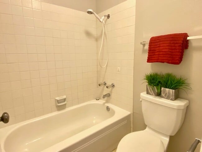 Building Photo - Renovated townhome features 2 Beds and 1.5...
