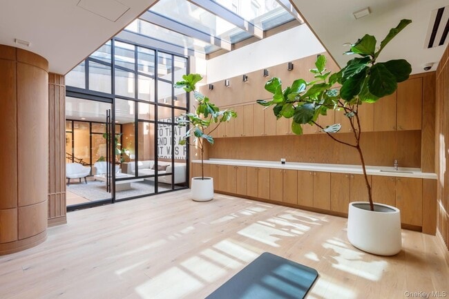 Building Photo - 200 E 21st St