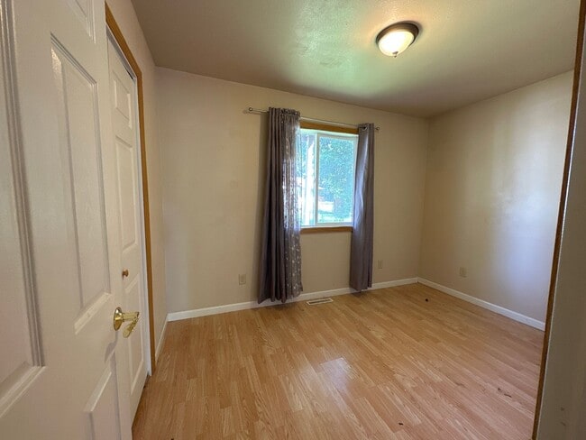 Building Photo - 4 Bedroom House!