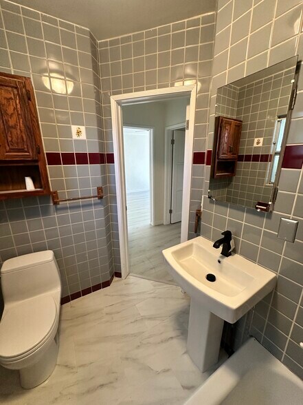 Building Photo - 2538 1/2 Military Ave