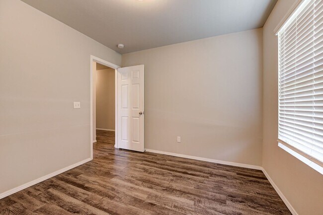 Building Photo - Beautiful 4BD/2BTH with a 2 car garage in ...