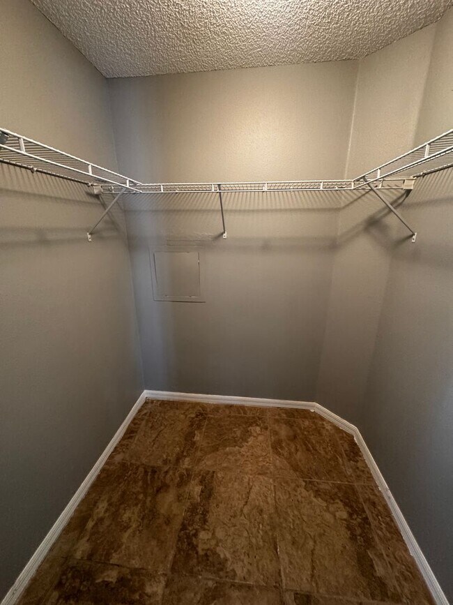 Building Photo - Beautifully Maintained 3BR/2BA Home with Fenced Yard & Sunroom in Ocala