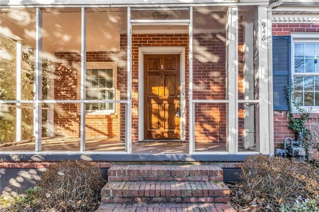 Building Photo - 948 Sycamore Dr
