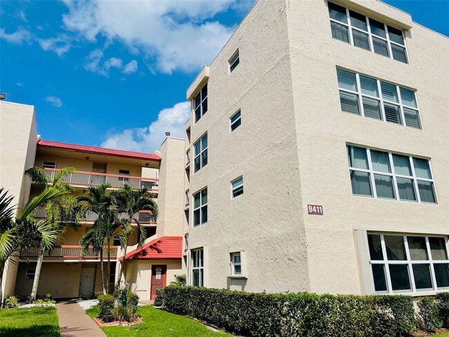 Building Photo - 9411 Evergreen Pl