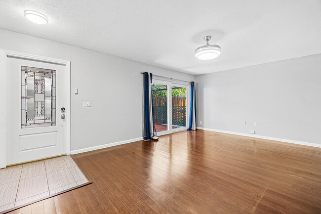 Building Photo - 7536 Courtyard Run E