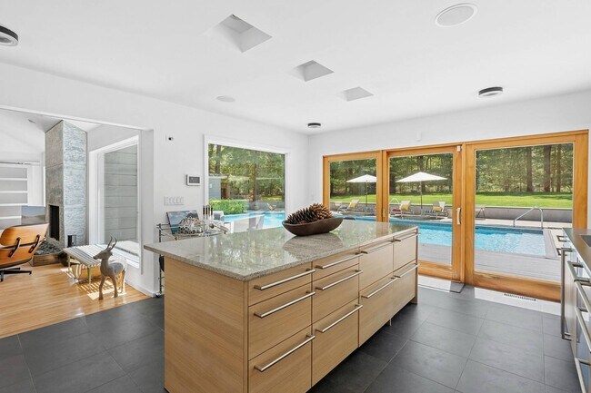 Building Photo - 6 Dongan Way