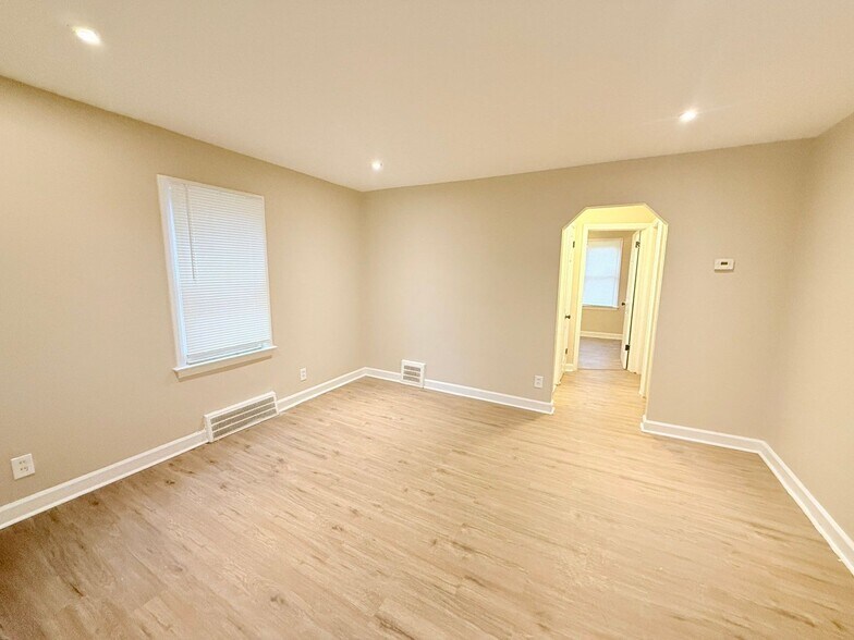 Building Photo - This beautifully updated 3-bedroom, 1-bath single-family home is ready for move-in!