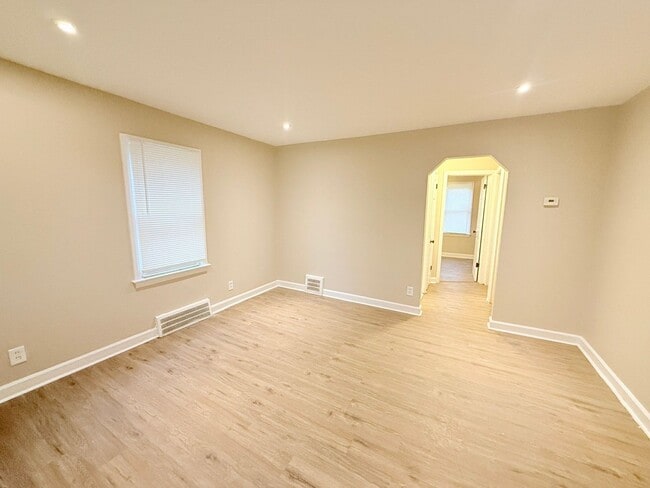 Building Photo - This beautifully updated 3-bedroom, 1-bath single-family home is ready for move-in!