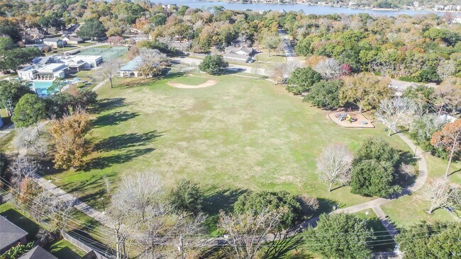 Building Photo - 703 Bayview Dr