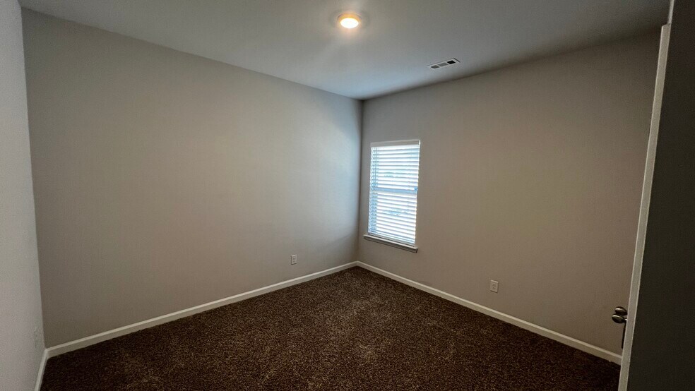 Building Photo - 389 Northlake Dr