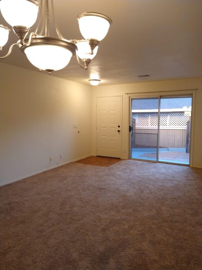 Building Photo - Davis Townhouse