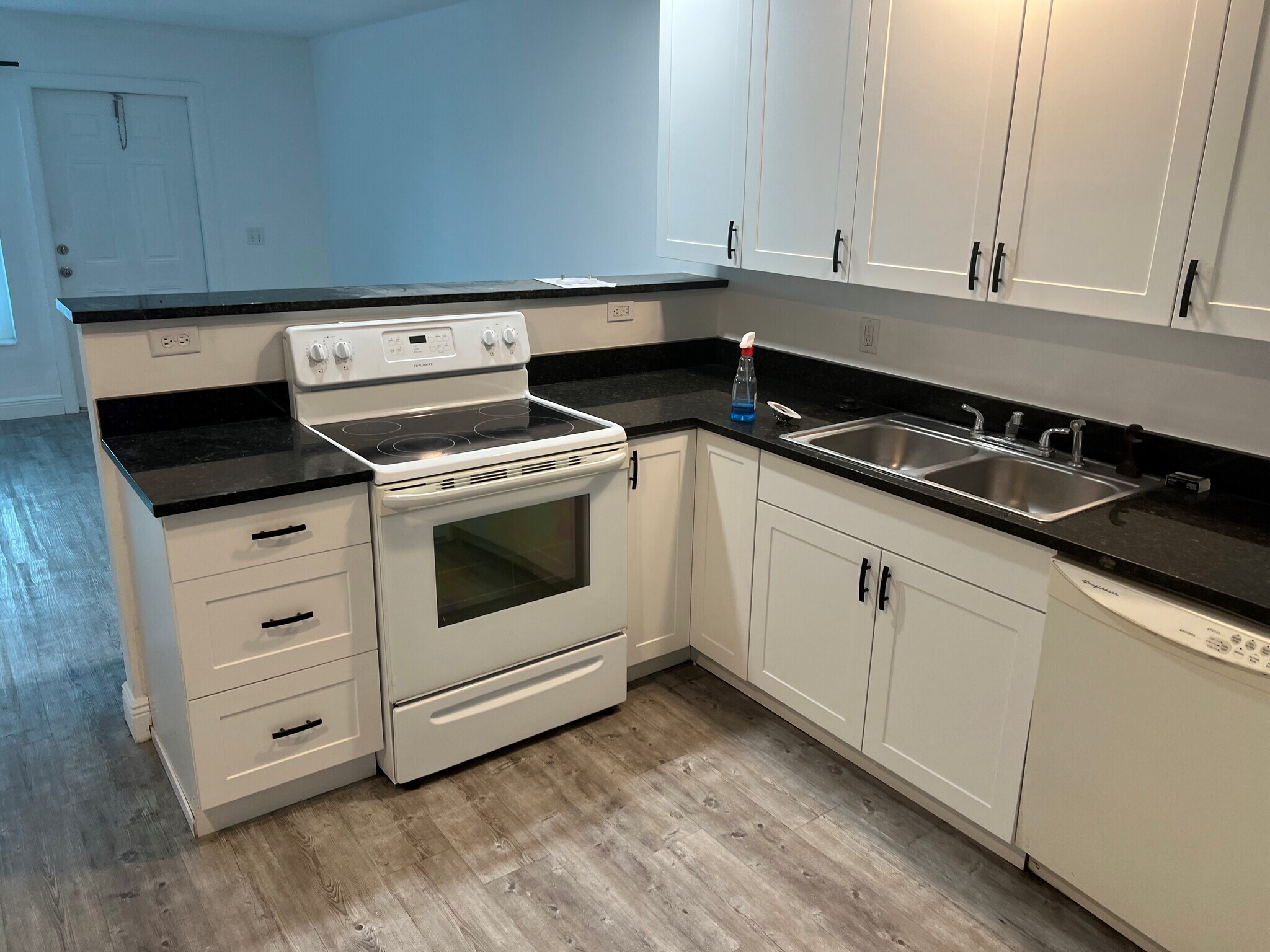 Granite Counter Tops, new cabinets - 2405 NE Rustic Plz