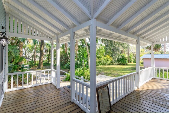 Building Photo - Mid term historic furnished rental