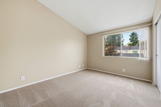 Building Photo - Spacious and Well Maintained 3 Bedroom Con...