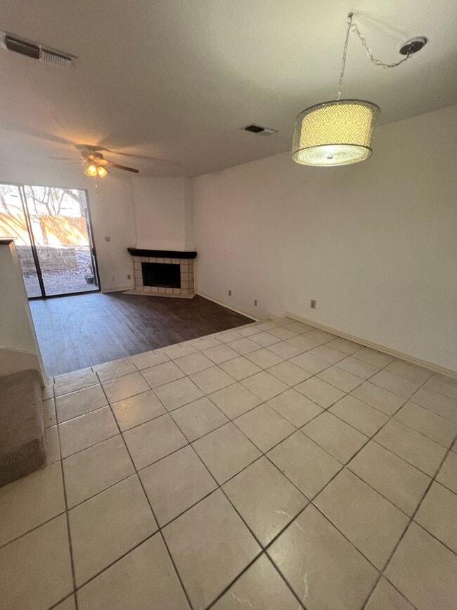 Building Photo - Edgecliff Downstairs 2/1.5 Unit