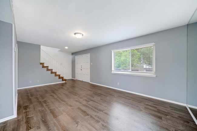 Building Photo - 10958 Crown Park