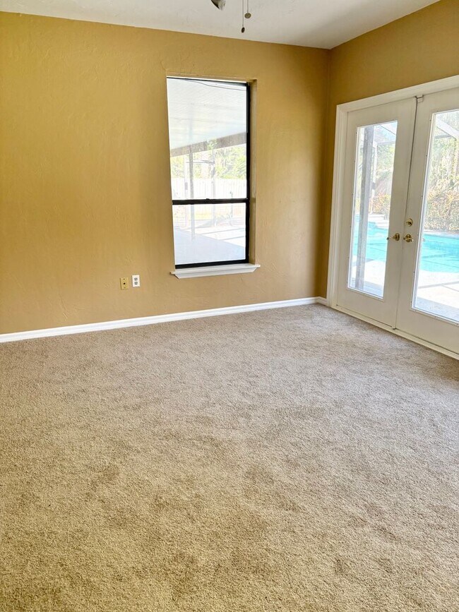Building Photo - Pool Home in Desired SE Ocala
