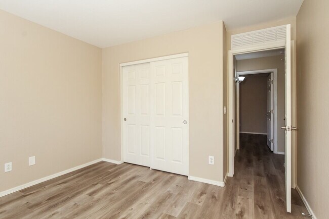 Building Photo - 15316 W Laurel Ln