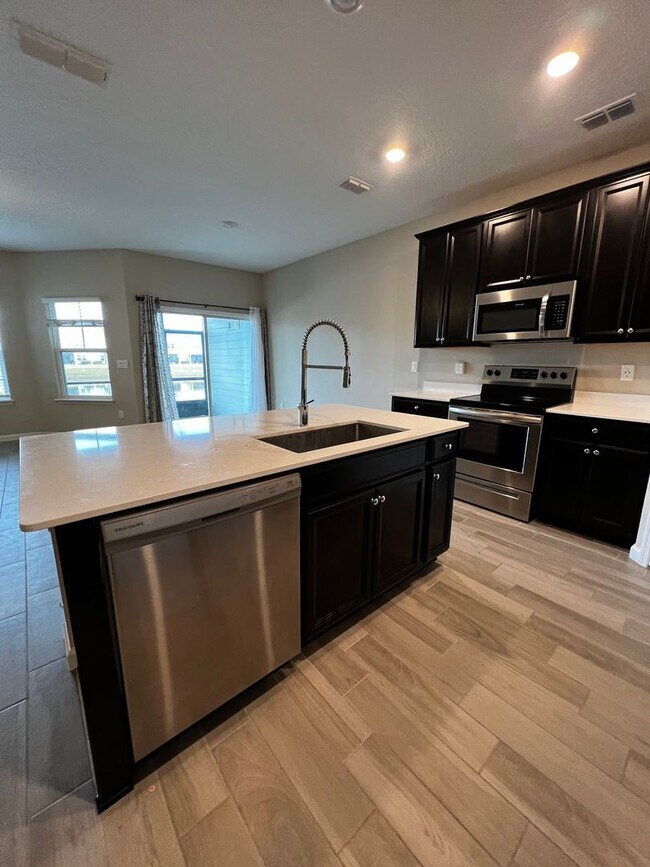 Building Photo - Beautiful 3 Bed 2.5 Bath Townhome with att...