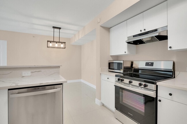Building Photo - 611 Villa Cir