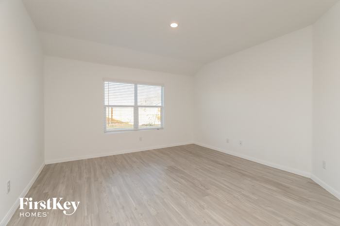 Building Photo - 10710 Vinateros Dr