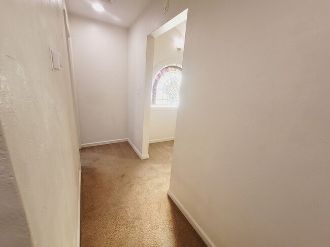 Building Photo - MIDTOWN 2/2.5 w/ Large Fenced Yard, Deck, Washer/Dryer, & Huge Bedrooms! Avail NOW for $1495/month!