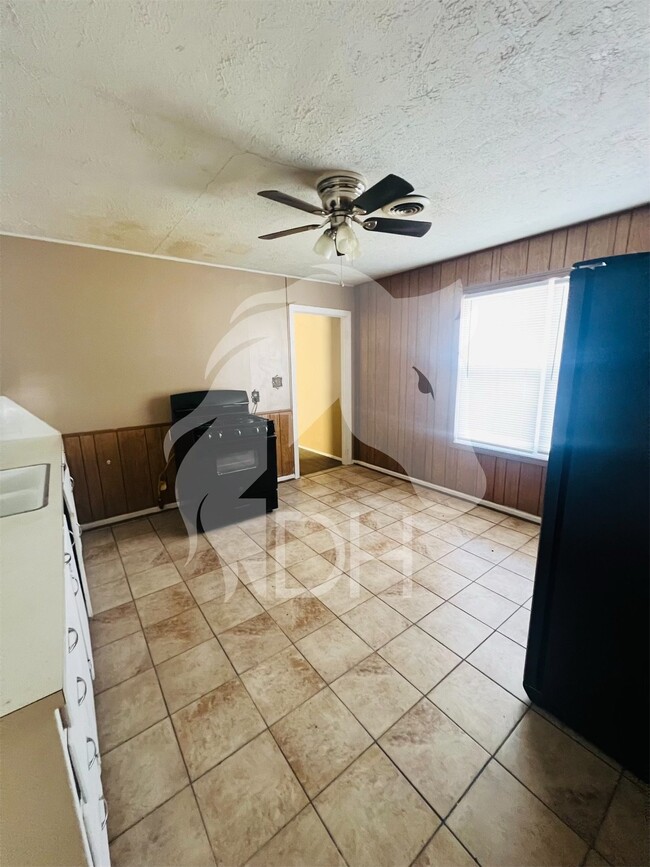 Building Photo - 1818 N Washington St