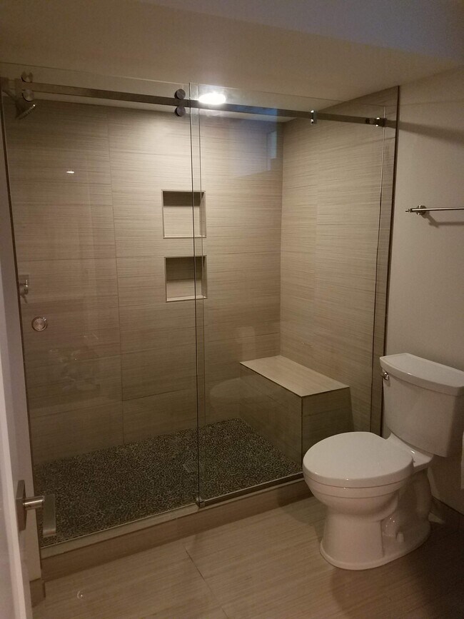 Beautiful large tiled shower - 1610 SW Freeman St