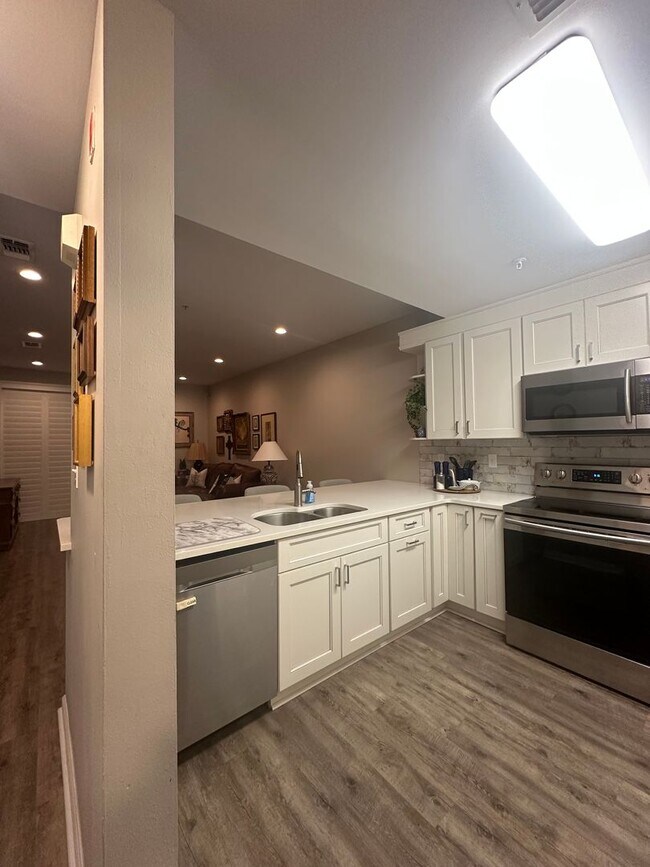 Building Photo - Beautiful Condo walking distance to Grand Boulevard!