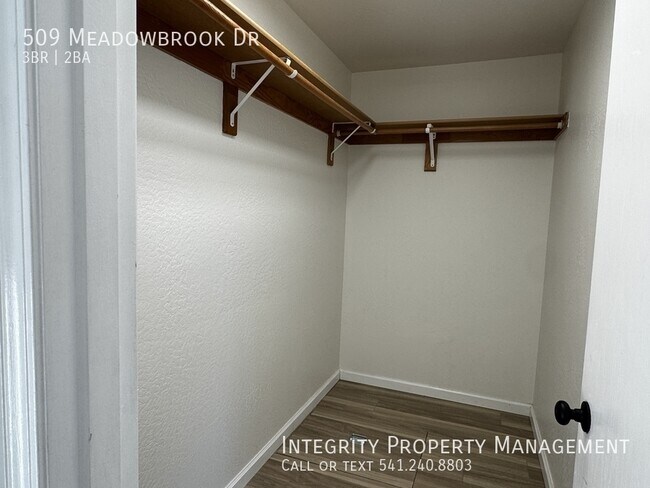 Building Photo - 509 Meadowbrook Dr