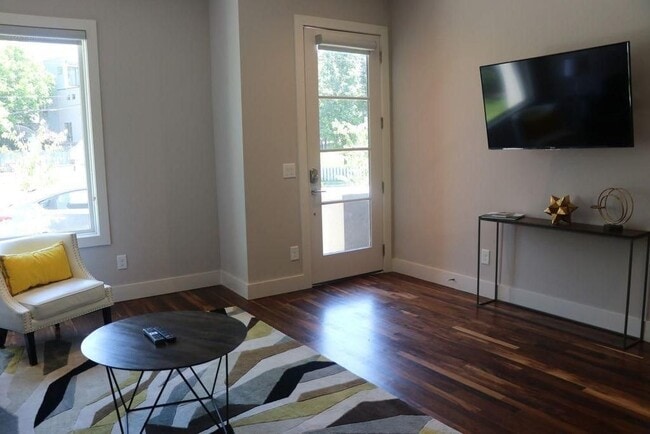 Building Photo - 927 13th Ave S