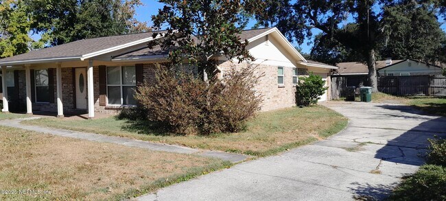 Building Photo - 2724 Lexington Dr